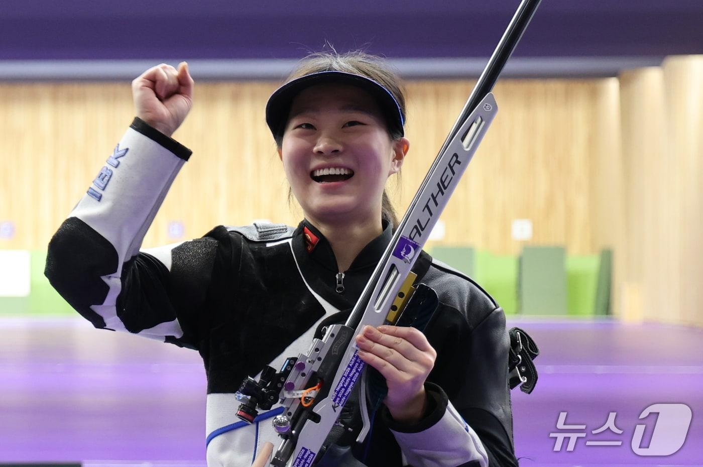 본문 이미지 - 대한민국 김지은이 26일 일본 아이치현 사격장에서 열린 2026 아이치·나고야 아시안게임 사격 여자 50m 소총 3자세 개인전 결선에서 동메달을 확정지은 후 미소 짓고 있다. 2026.9.26 ⓒ 뉴스1 안은나 기자