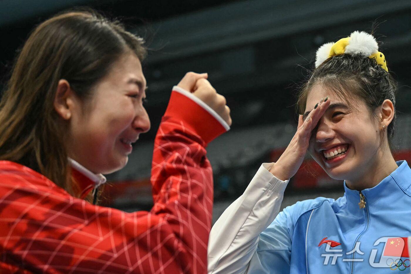 본문 이미지 - 이케에 리카코(왼쪽)와 장위페이. ⓒ AFP=뉴스1