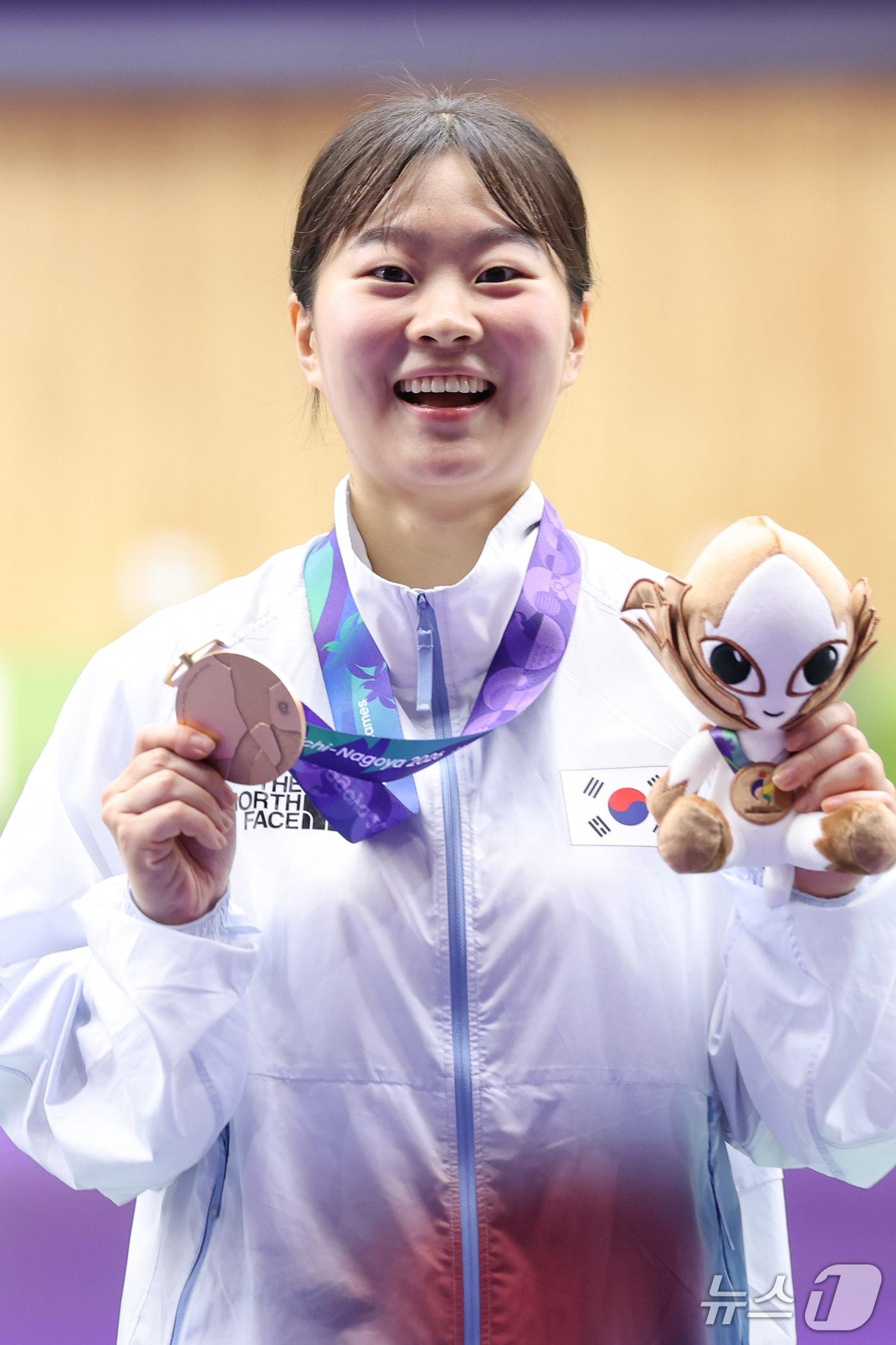 본문 이미지 - 대한민국 김지은이 26일 일본 아이치현 사격장에서 열린 2026 아이치·나고야 아시안게임 사격 여자 50m 소총 3자세 개인전 시상식에서 동메달을 목에 걸고 있다. 2026.9.26 ⓒ 뉴스1 안은나 기자
