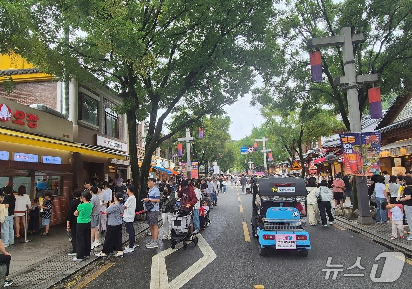 본문 이미지 - 26일 오후 전북 전주한옥마을을 찾은 관광객들이 명절 연휴를 즐기고 있다. 2026.9.26/뉴스1