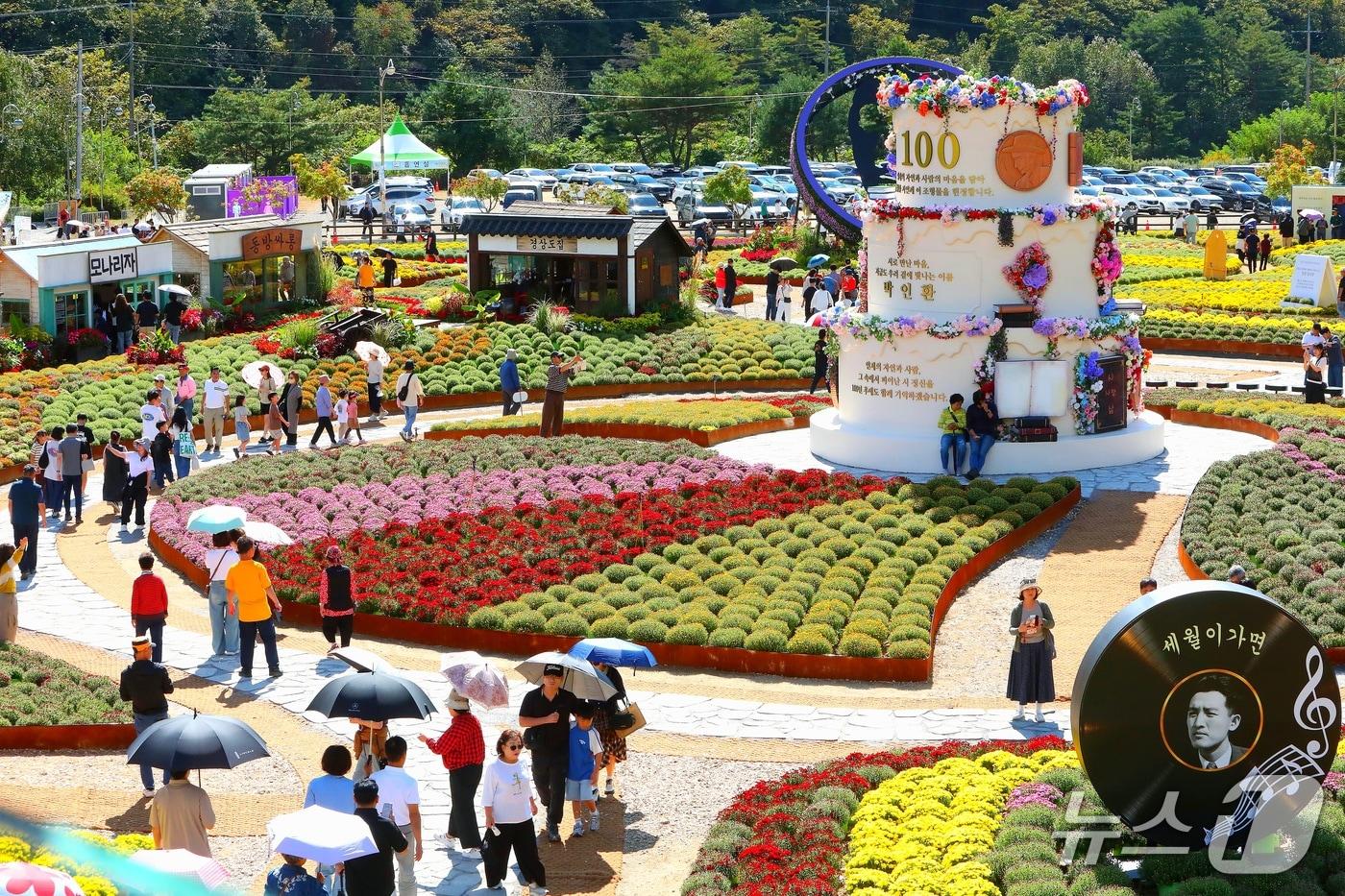 본문 이미지 - 추석 연휴이자 토요일인 26일 강원 인제군 북면 용대관광지 일원에서 열린 '2026 인제 가을꽃축제'를 찾은 방문객들이 형형색색의 가을꽃을 감상하며 축제를 즐기고 있다. (인제군 제공. 재판매 및 DB 금지) 2026.9.26 ⓒ 뉴스1 한귀섭 기자