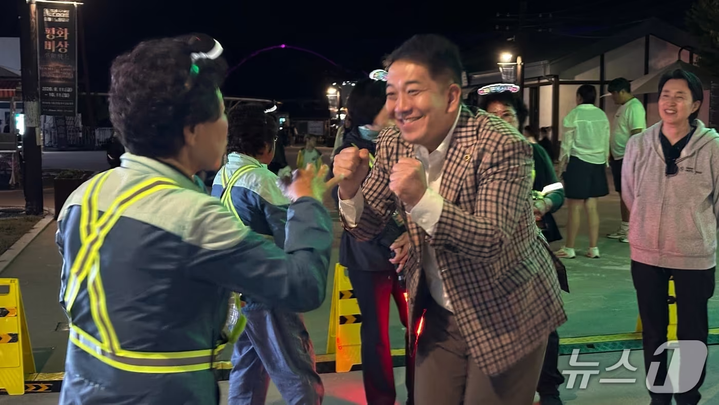 본문 이미지 - 엄기성 강원도의원,추석 연휴 철원 미디어아트 현장서 봉사자 격려.(엄 의원 제공. 재판매 및 DB 금지)