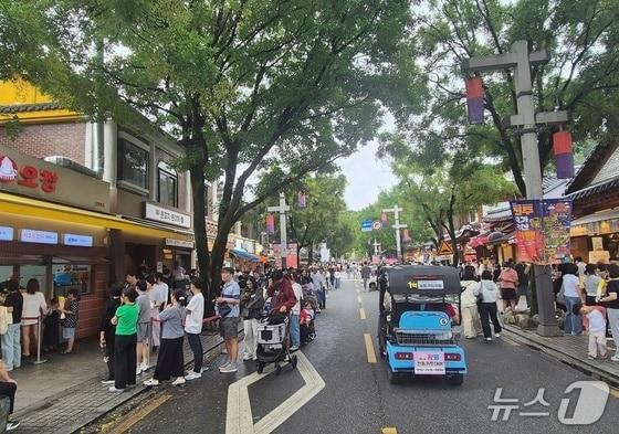 본문 이미지 - 연휴 셋째 날인 26일 오후 전북 전주한옥마을을 찾은 관광객들. 2026.9.26/뉴스1 강교현 기자