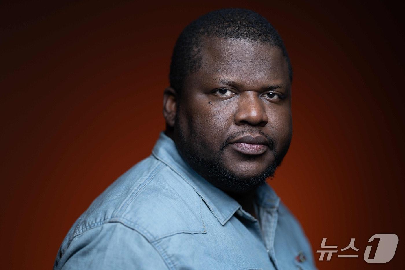 본문 이미지 - (FILES) Haitian-born Quebecois writer, poet, and novelist Thelyson Orelien, poses during a photo session in Paris on September 8, 2026. The Acad�mie Goncourt has removed Th�lyson Or�lien's novel from its selection. (Photo by JOEL SAGET / AFP) ⓒ AFP=뉴스1