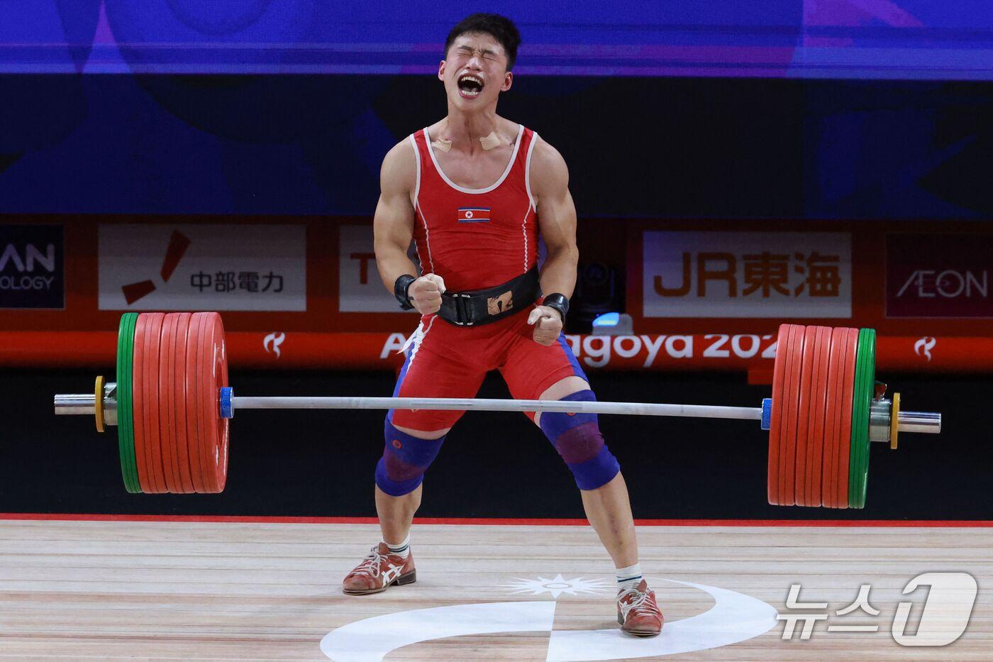 본문 이미지 - 역도 금메달을 딴 북한의 리원주. ⓒ AFP=뉴스1