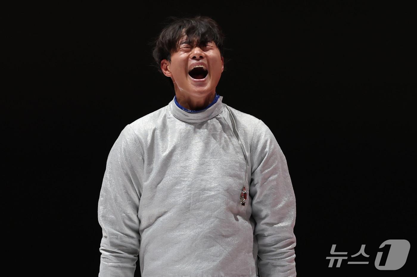 본문 이미지 - 26일 일본 아이치현 도코나메 아이치 스카이 엑스포에서 열린 2026 아이치·나고야 아시안게임 펜싱 남자 사브르 단체전 결승에서 마지막 주자로 영화 같은 역전승을 만든 대한민국 오상욱이 포효하고 있다. 2026.9.26 ⓒ 뉴스1 김민지 기자