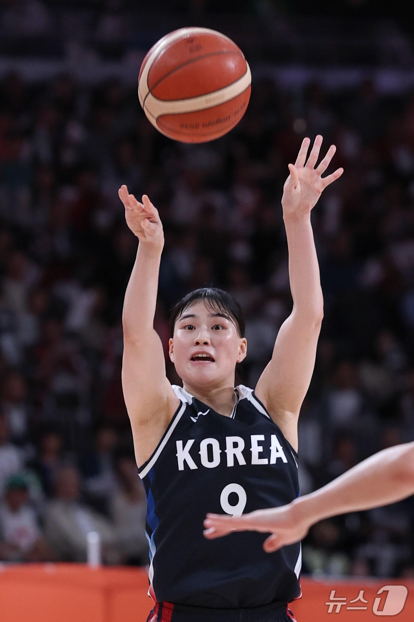 본문 이미지 - 26일 일본 나고야 아이치 인터내셔널 아레나에서 열린 2026 아이치·나고야 아시안게임 여자농구 결승전 대한민국과 일본의 경기, 한국 이소희가 3점슛을 하고 있다. 2026.9.26 ⓒ 뉴스1 안은나 기자