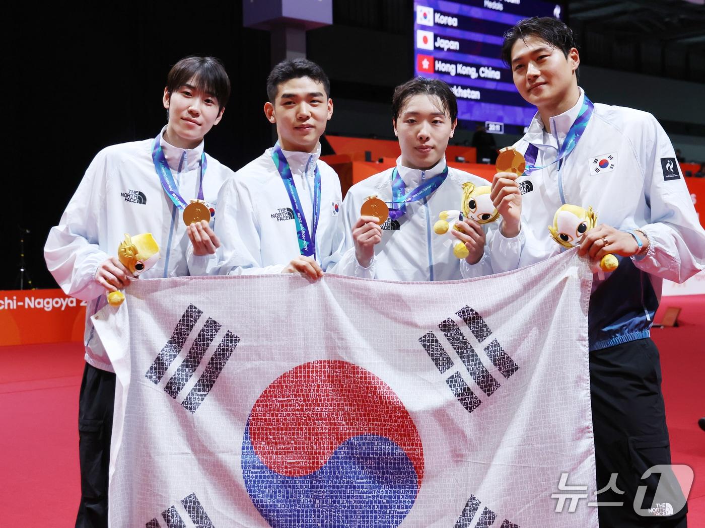 본문 이미지 - 26일 일본 아이치현 도코나메 아이치 스카이 엑스포에서 열린 2026 아이치·나고야 아시안게임 펜싱 남자 사브르 단체전 결승에서 역전 드라마를 쓰며 아시안게임 4연패를 달성한 오상욱, 박상원, 도경동, 황희근이 태극기를 들고 기념 촬영을 하고 있다. 2026.9.26 ⓒ 뉴스1 김민지 기자