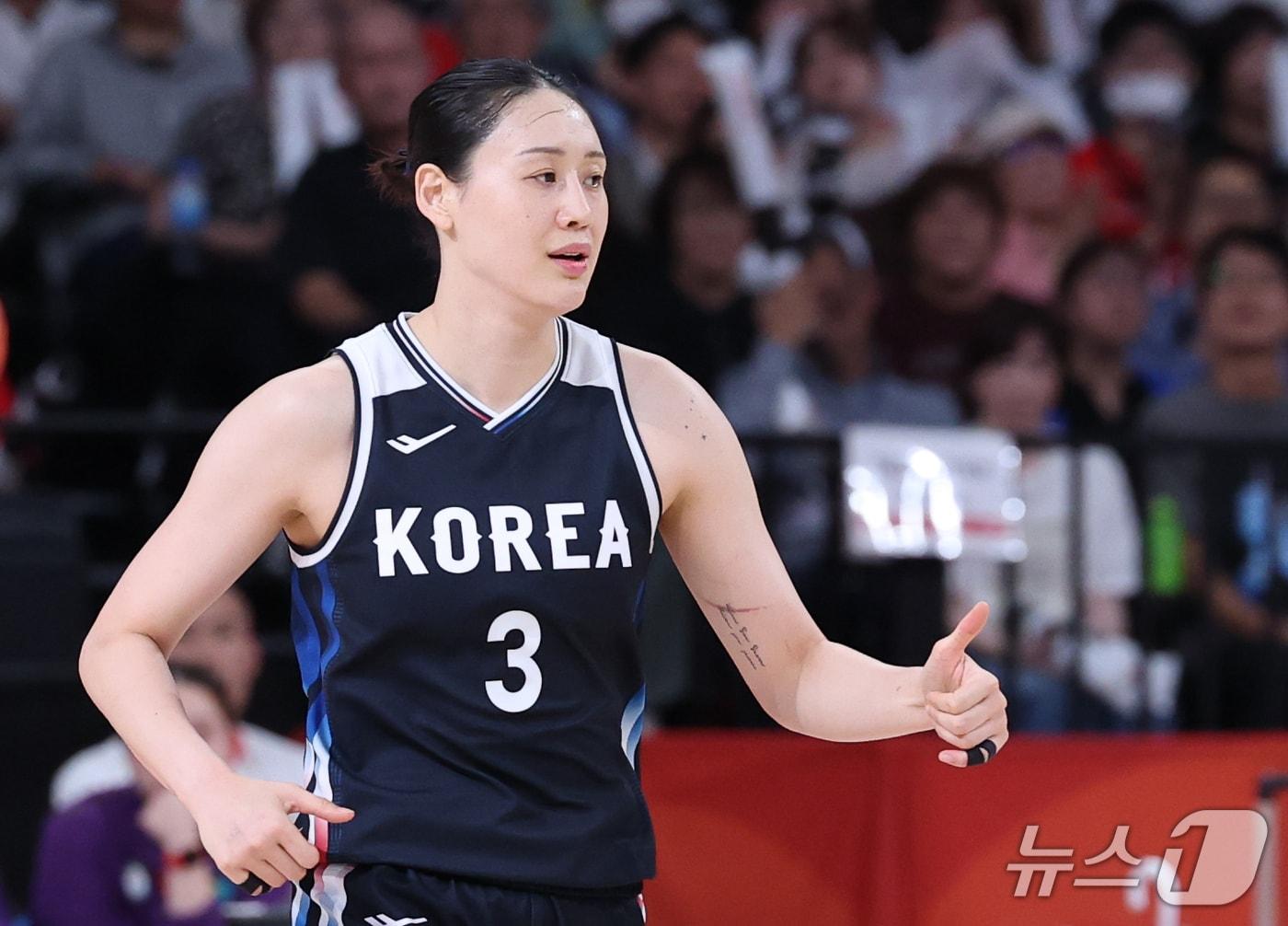 본문 이미지 - 26일 일본 나고야 아이치 인터내셔널 아레나에서 열린 2026 아이치·나고야 아시안게임 여자농구 결승전 대한민국과 일본의 경기, 한국 강이슬이 슛을 한 뒤 엄지손가락을 치켜들고 있다. 2026.9.26 ⓒ 뉴스1 안은나 기자