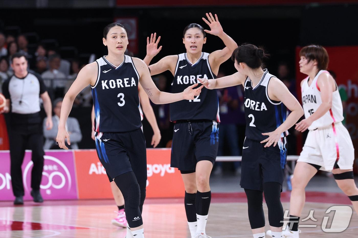 본문 이미지 - 26일 일본 나고야 아이치 인터내셔널 아레나에서 열린 2026 아이치·나고야 아시안게임 여자농구 결승전 대한민국과 일본의 경기, 한국 강이슬이 슛을 넣은 뒤 허예은, 이해란과 기뻐하고 있다. 2026.9.26 ⓒ 뉴스1 안은나 기자