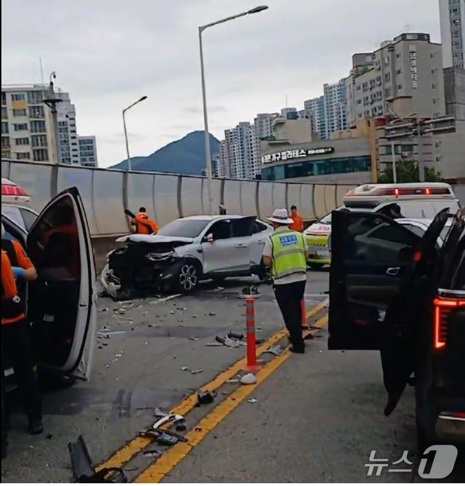 본문 이미지 - 26일 오후 4시 56분쯤 부산 부산진구 부암동 부암고가교에서 4중 충돌 사고가 발생해 5명이 다쳤다. 사진은 사고 현장 모습.(부산소방재난본부 제공. 재판매 및 DB 금지)