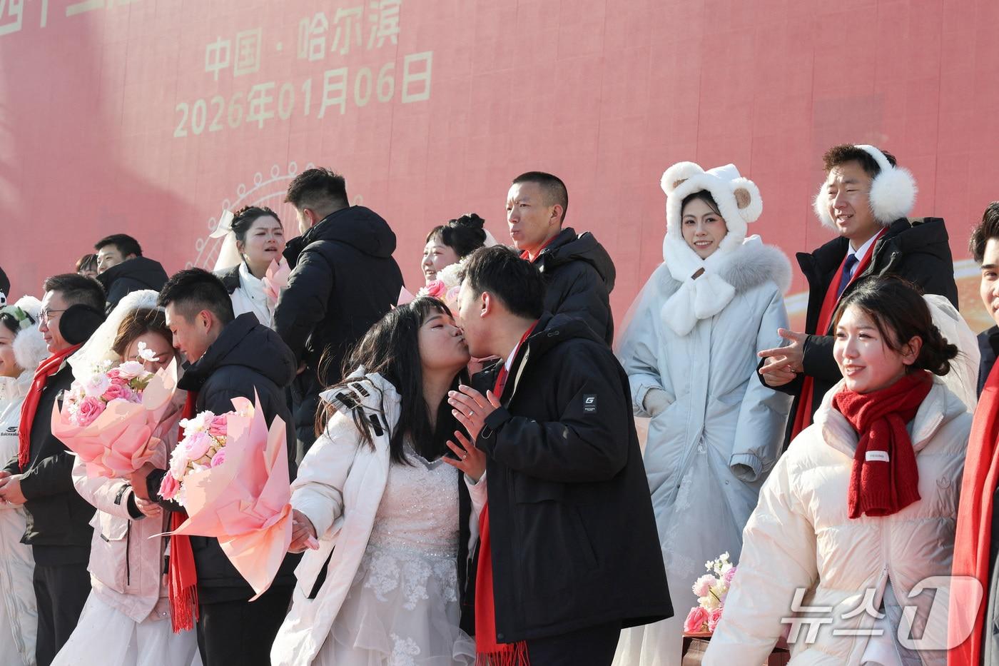 본문 이미지 - 중국 커플들이 헤이룽장성 하얼빈에서 열린 빙등제 기간 열린 합동 결혼식에 참석하고 있다. 2026.1.6 ⓒ 로이터=뉴스1