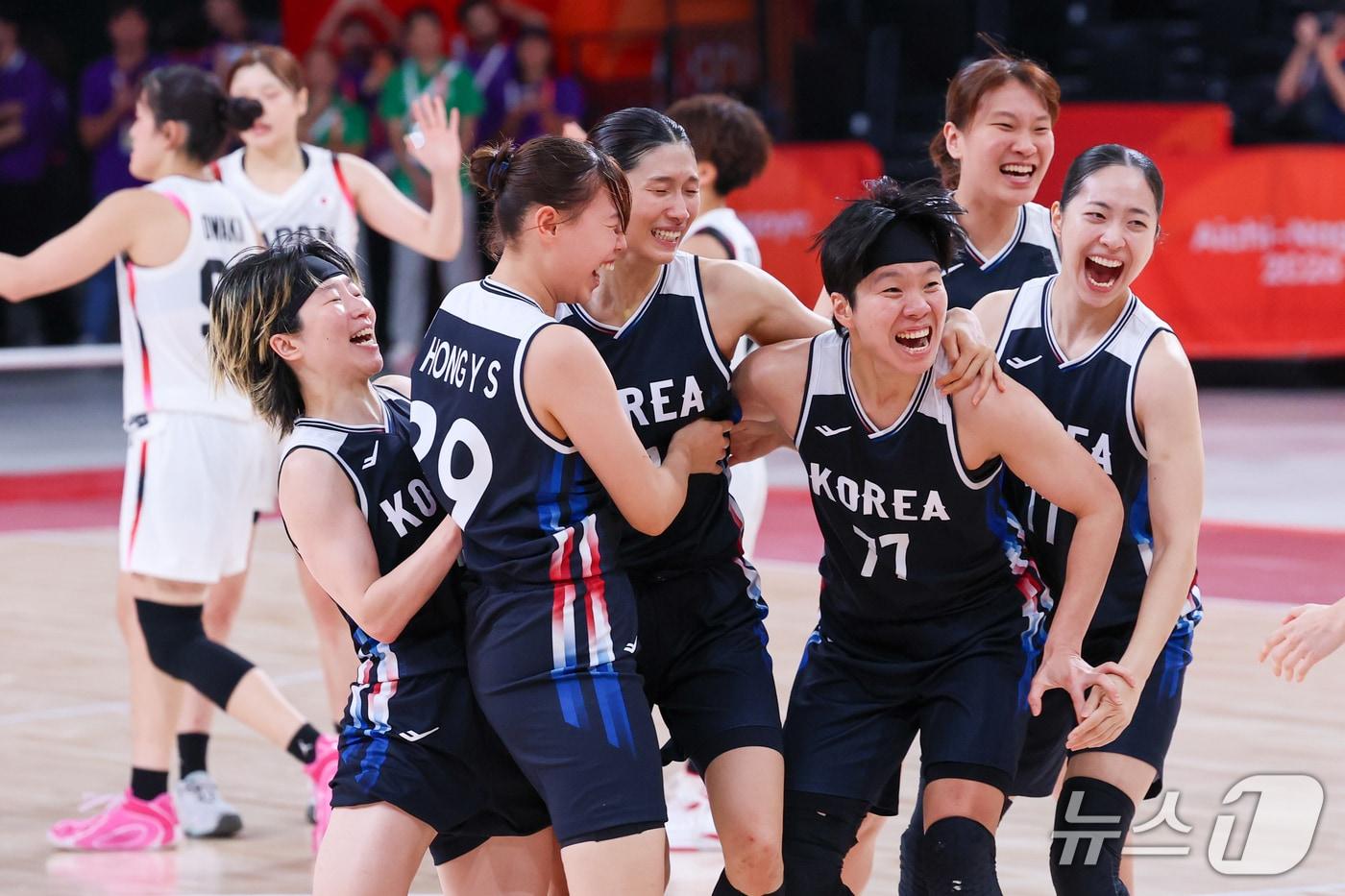 본문 이미지 - 대한민국 여자농구 대표팀 선수들이 26일 일본 나고야 아이치 인터내셔널 아레나에서 열린 2026 아이치·나고야 아시안게임 여자농구 결승전 일본과의 경기에서 승리, 금메달을 확정짓자 기뻐하고 있다. 2026.9.26 ⓒ 뉴스1 안은나 기자