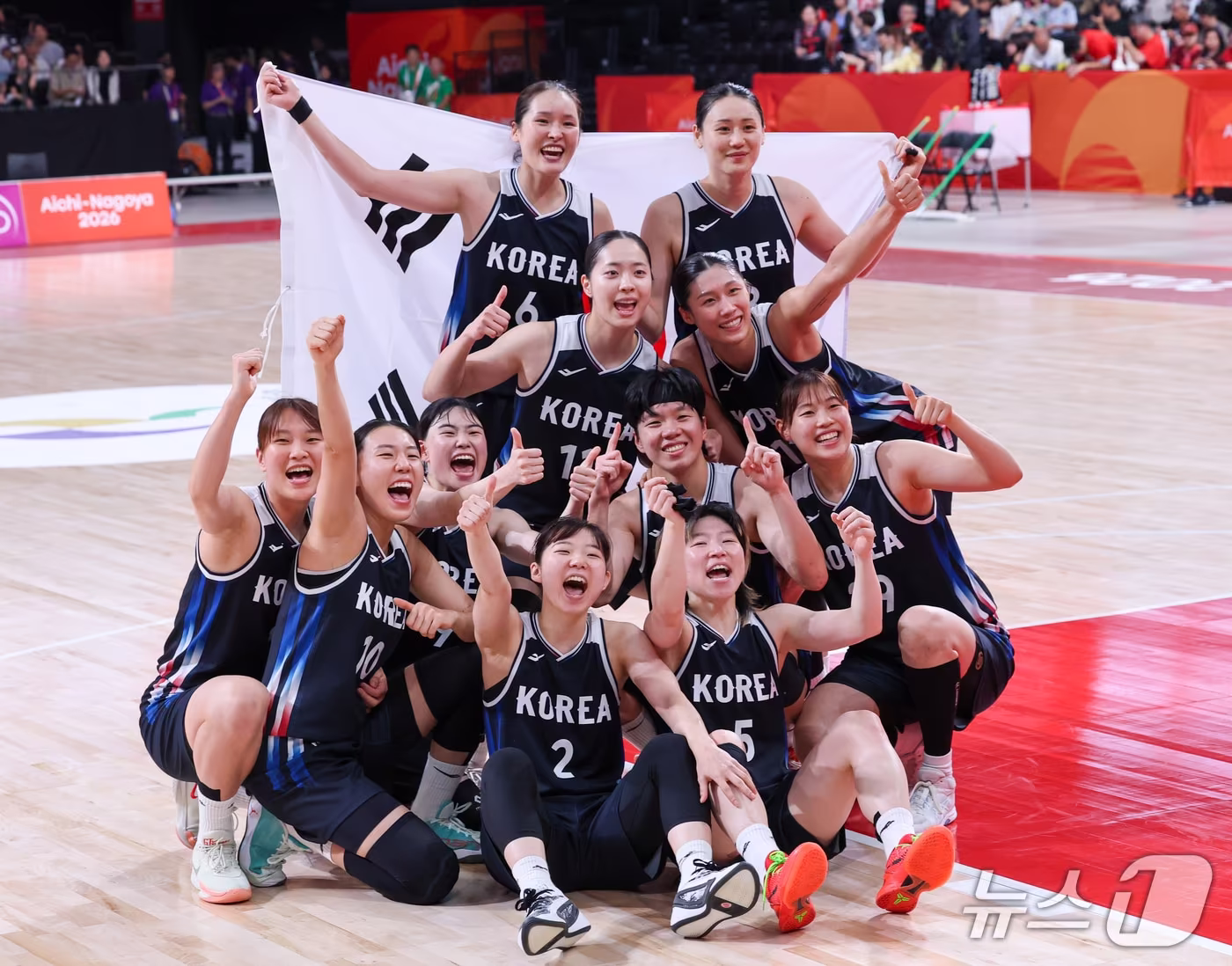 본문 이미지 - 대한민국 여자농구 대표팀 선수들이 26일 일본 나고야 아이치 인터내셔널 아레나에서 열린 2026 아이치·나고야 아시안게임 여자농구 결승전 일본과의 경기에서 승리, 금메달을 확정지은 뒤 기념 촬영을 하고 있다. 2026.9.26 ⓒ 뉴스1 안은나 기자