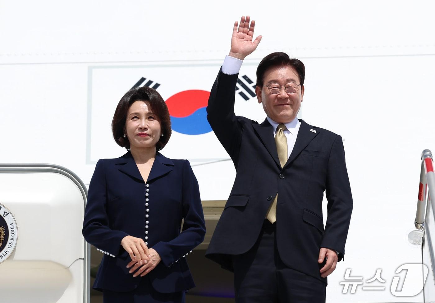본문 이미지 - 멕시코 국빈방문 일정을 마친 이재명 대통령과 김혜경 여사가 26일(현지시간) 멕시코 펠리페 앙헬레스 국제공항에서 환송객들에게 인사를 하고 있다. 2026.9.27 ⓒ 뉴스1 허경 기자