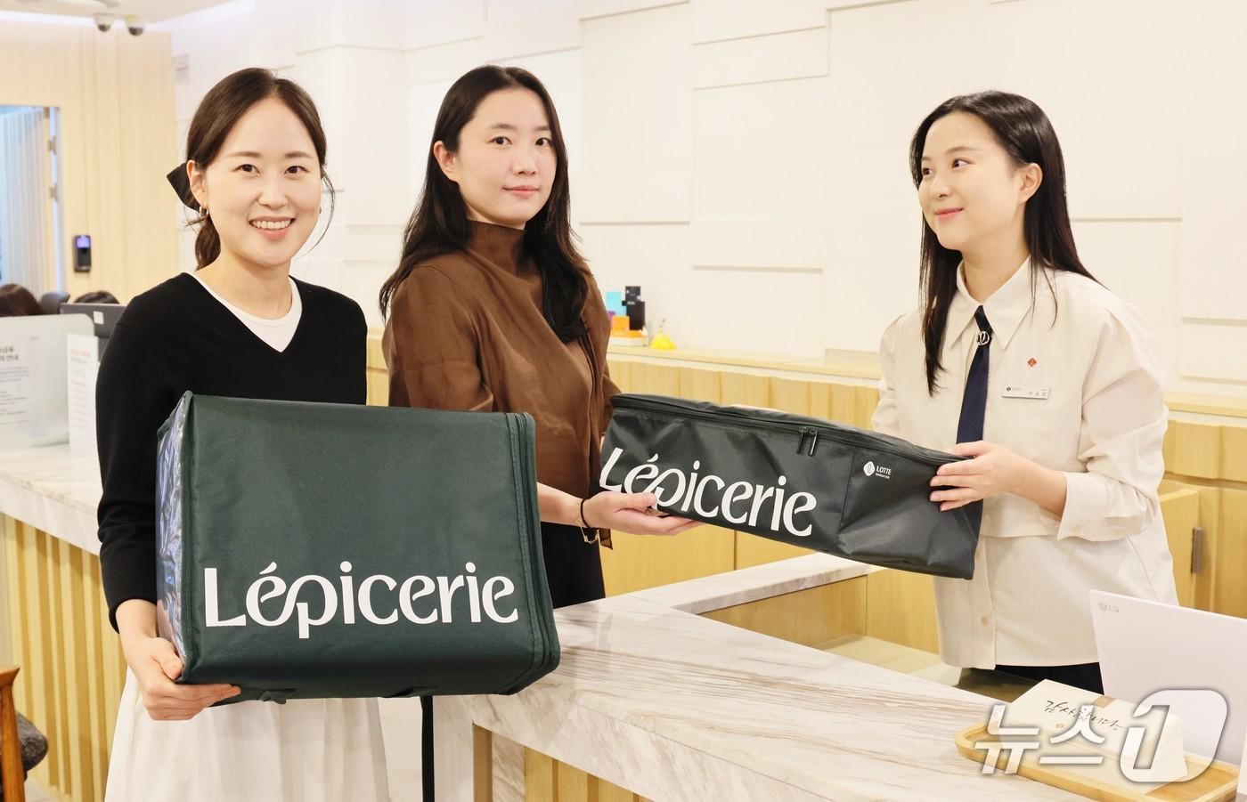 본문 이미지 - 롯데백화점 대구점 10층 사은행사장에서 직원들이 보랭가방 반납 방법을 안내하고 있다.(롯데백화점 제공, 재판매 및 DB 금지)