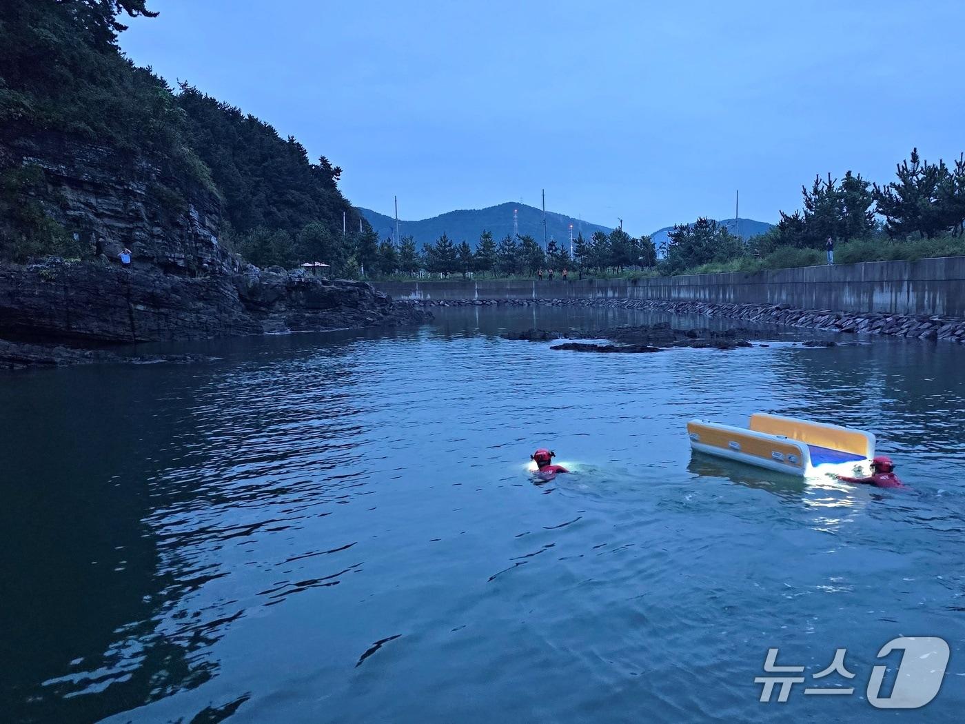 본문 이미지 - 26일 오후 경남 사천시 모례항 인근 갯바위에서 사천해경이 고립자들을 구조하고 있다. (사천해경 제공. 재판매 및 DB 금지)