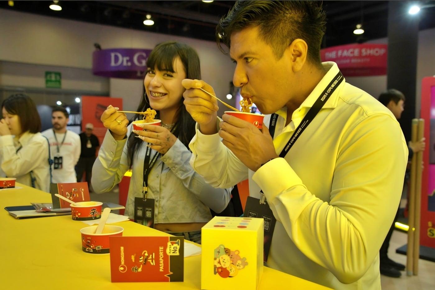 본문 이미지 - 농심 2026 K-EXPO MEXICO 신라면 부스에서 신라면을 시식하는 참가자들.(농심 제공)