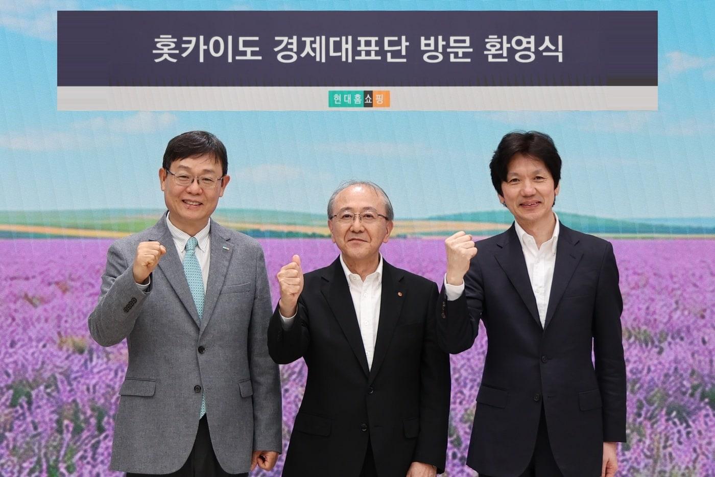본문 이미지 - 지난 23일 서울 강동구 현대홈쇼핑 본사에서 (왼쪽부터) 한광영 현대홈쇼핑 대표와  후지이 유타카 홋카이도 경제연합회 회장, 우라타 히데유키 일본 경제산업성 산하 홋카이도 경제산업국장이 기념사진을 찍고 있다.(현대홈쇼핑 제공). 2026.9.27/뉴스1 