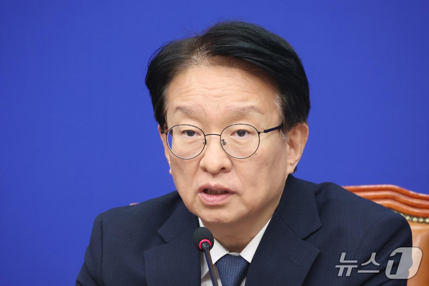 본문 이미지 - 권칠승 더불어민주당 정책위의장이 27일 서울 여의도 국회에서 추석민심 관련 기자간담회를 하고 있다. 2026.9.27 ⓒ 뉴스1 신웅수 기자