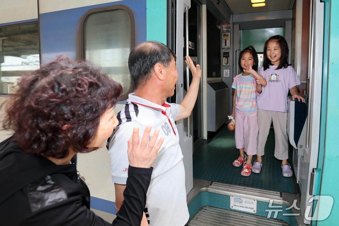 본문 이미지 - 추석 연휴 마지막 날인 27일 오전 경북 포항 KTX 역에서 할아버지와 할머니가 손녀를 배웅하고 있다. 2026.9.27 ⓒ 뉴스1 최창호 기자
