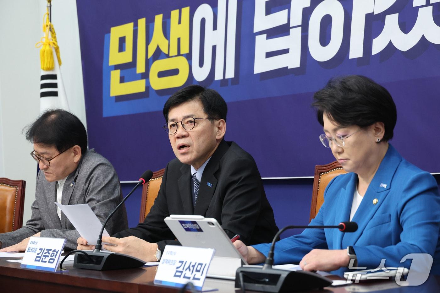 본문 이미지 - 김준형 조국혁신당 원내대표가 27일 서울 여의도 국회에서 추석민심 기자간담회를 하고 있다. ⓒ 뉴스1 신웅수 기자