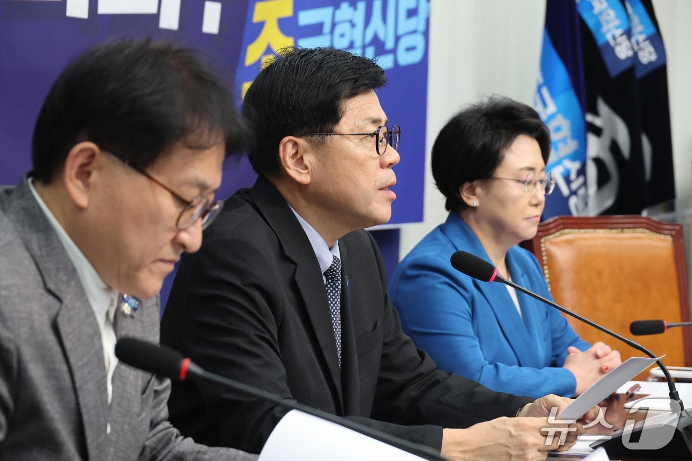 본문 이미지 - 김준형 조국혁신당 원내대표가 27일 서울 여의도 국회에서 추석민심 기자간담회를 하고 있다. 2026.9.27 ⓒ 뉴스1 신웅수 기자
