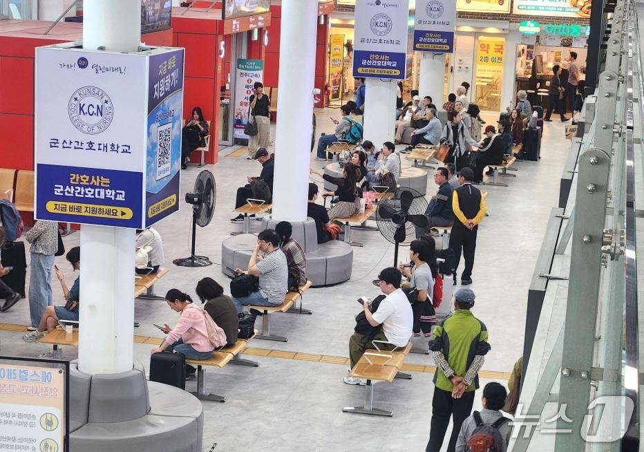 본문 이미지 - 추석 연휴 마지막날인 27일 오전 10시께 전주시 덕진구 고속버스터미널에는 일상으로 돌아가려는 귀경객들로 북적였다/뉴스1 임충식 기자