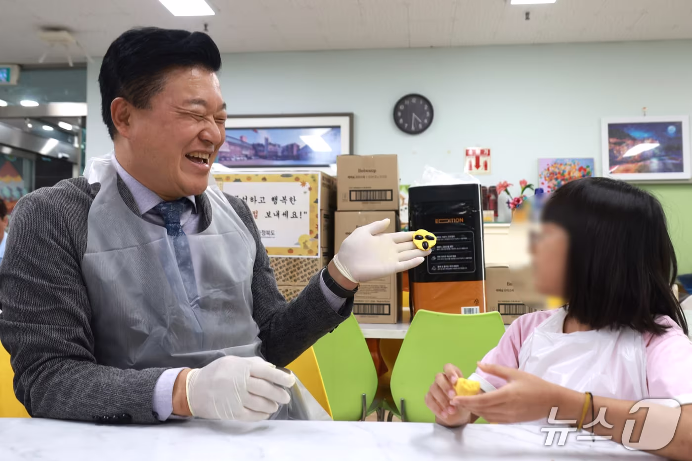 본문 이미지 - 신용한 충북지사가 아동양육시설을 찾아 아동들을 격려하고 명절 선물을 전했다.(충북도 제공. 재판매 및 DB 금지)