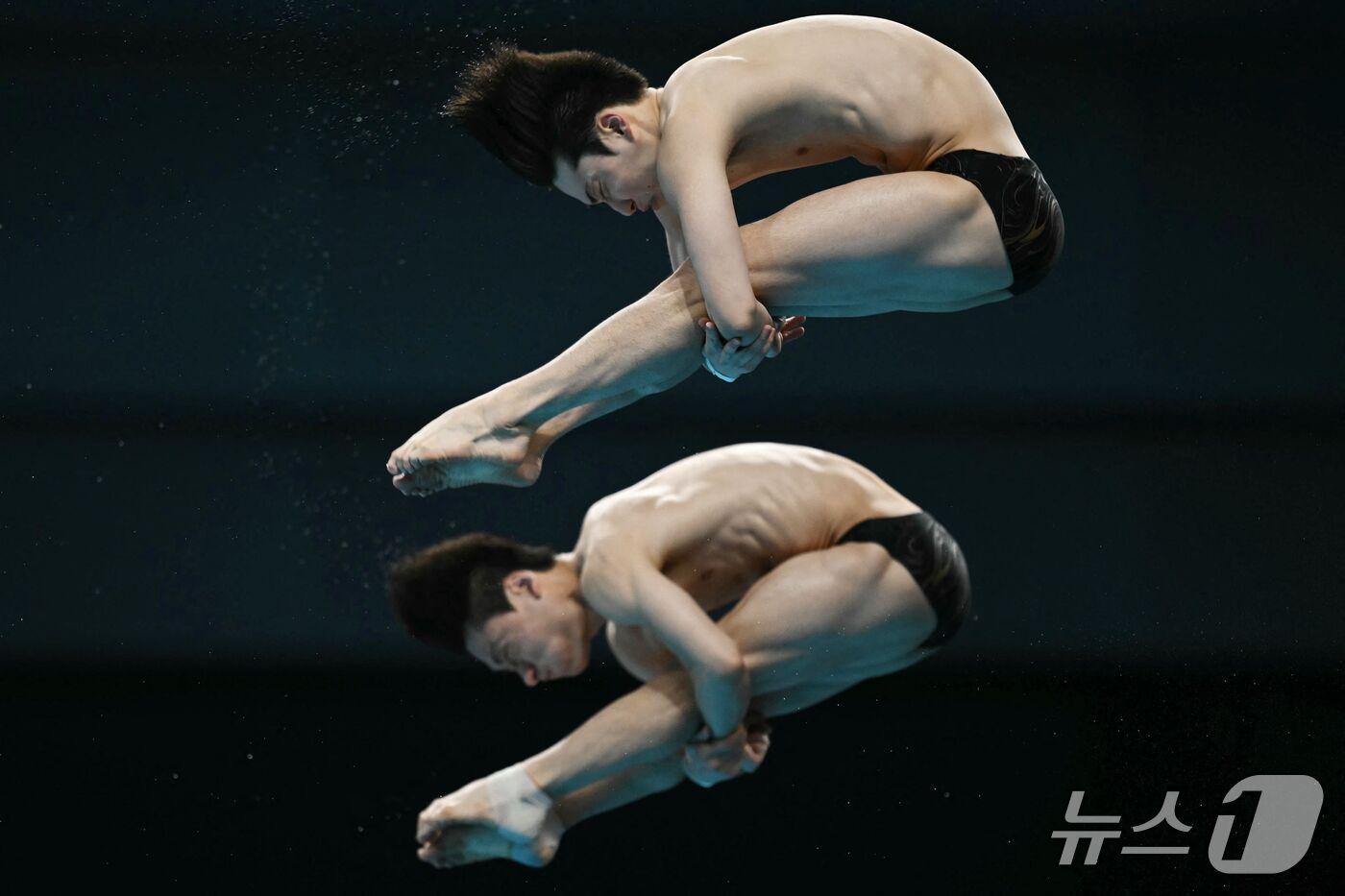 본문 이미지 - 김영택과 신정휘가 다이빙 남자 싱크로 10m 플랫폼에서 동메달을 땄다. ⓒ AFP=뉴스1