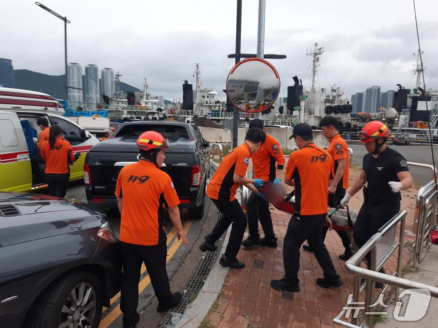 본문 이미지 - 27일 오전 부산 동구 부산항국제여객터미널 제4부두 앞 해상에서 구조된 60대 여성이 병원으로 이송되고 있다. (부산소방재난본부 제공. 재판매 및 DB 금지)