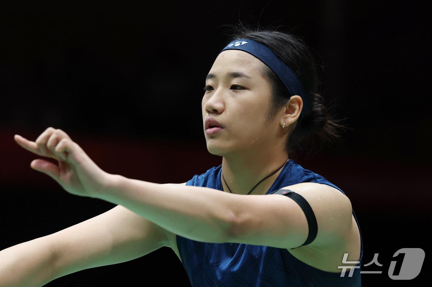 본문 이미지 - 안세영이 27일 일본 아이치현 이치노미야 시립체육관에서 열린 2026 아이치·나고야 아시안게임 배드민턴 여자 단식 8강전에서 태국 랏차녹 인타논을 상대하고 있다. 2026.9.27 ⓒ 뉴스1 김민지 기자