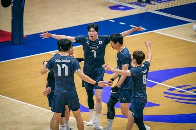 본문 이미지 - 아시안게임 첫 경기에서 승리한 남자 배구대표팀. (FIVB 제공. 재판매 및 DB 금지)