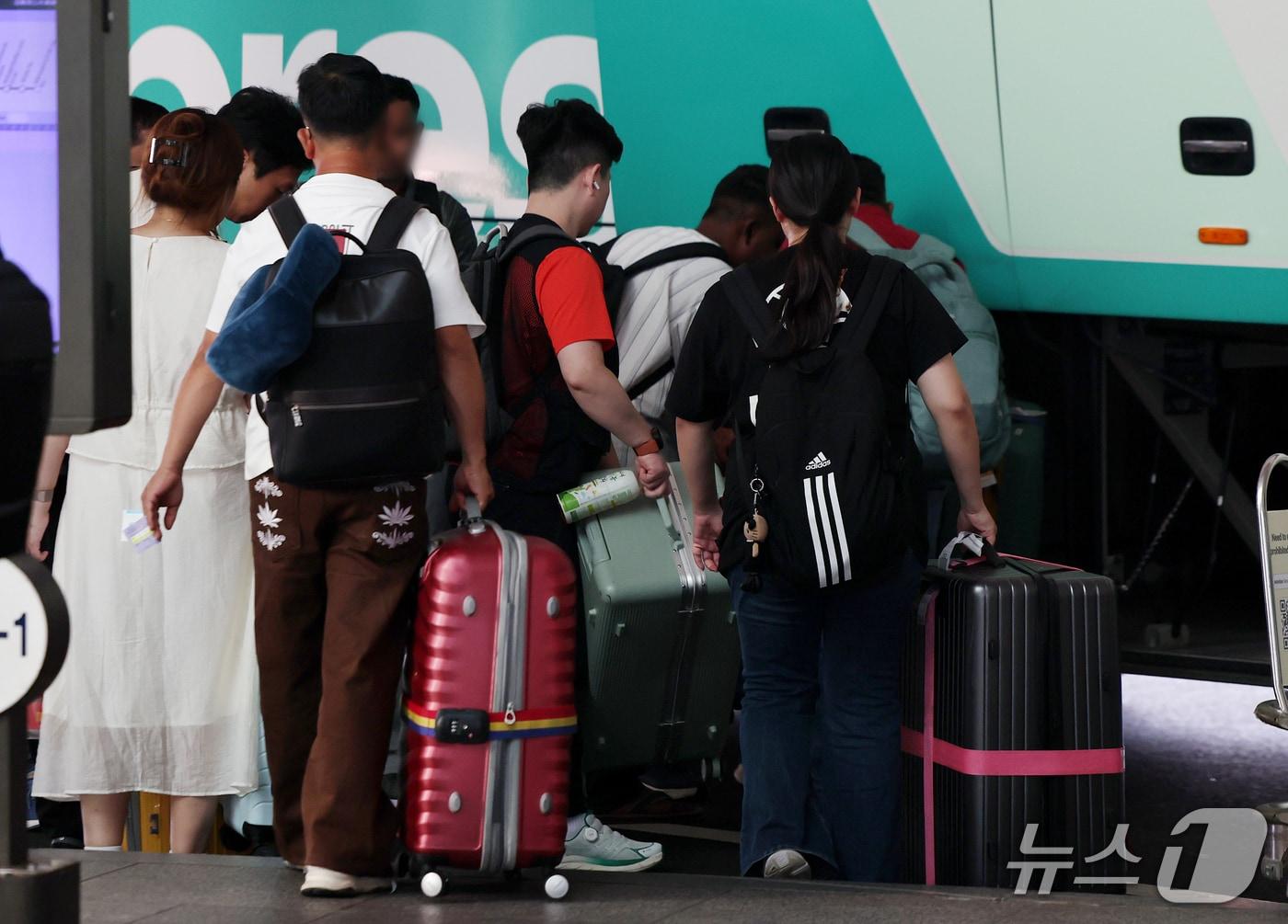본문 이미지 - 추석 연휴 마지막 날인 27일 인천국제공항 제1터미널 입국장 밖 버스정류장에서 해외 여행에서 돌아온 여행객들이 버스에 짐을 싣고 있다. 2026.9.27 ⓒ 뉴스1 김진환 기자