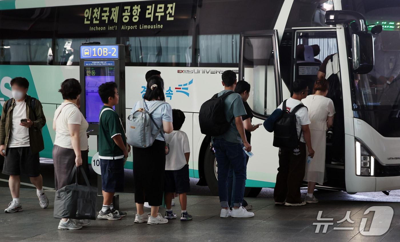 본문 이미지 - 추석 연휴 마지막 날인 27일 인천국제공항 제1터미널 입국장 밖 버스정류장에서 해외 여행에서 돌아온 여행객들이 버스를 기다리고 있다. 2026.9.27 ⓒ 뉴스1 김진환 기자