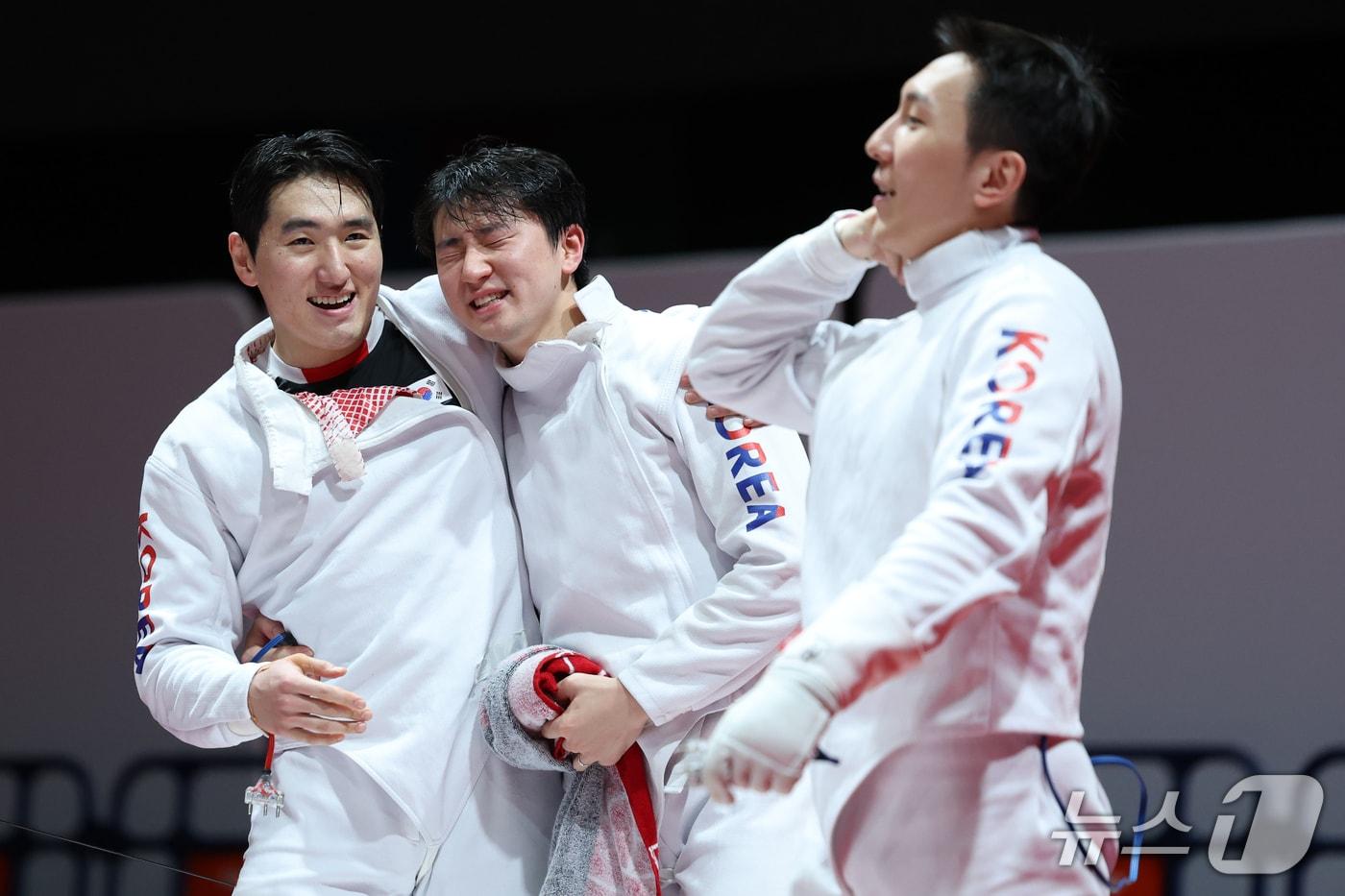 본문 이미지 - 대한민국 남연호, 박상영, 권오민이 27일 일본 아이치 스카이 엑스포에서 열린 2026 아이치·나고야 아시안게임 펜싱 남자 에페 단체전 8강전에서 중국을 상대로 승리한 뒤 기뻐하고 있다. 2026.9.27 ⓒ 뉴스1 안은나 기자