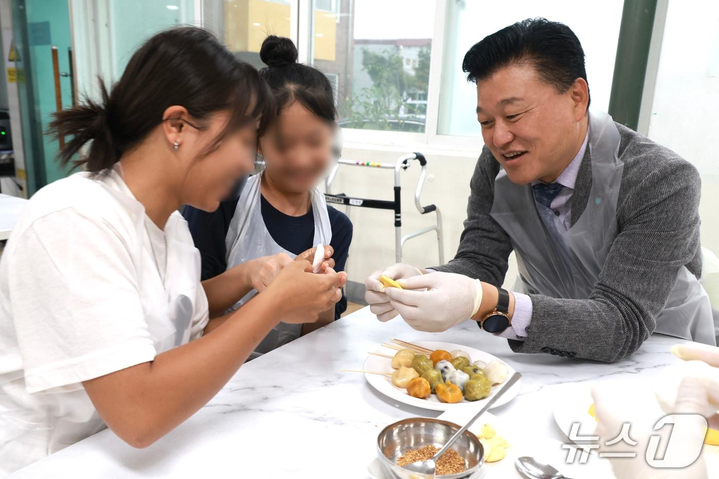 본문 이미지 - 신용한 충북지사가 아동양육시설을 찾아 아동들을 격려하고 명절 선물을 전했다.(충북도 제공. 재판매 및 DB 금지)