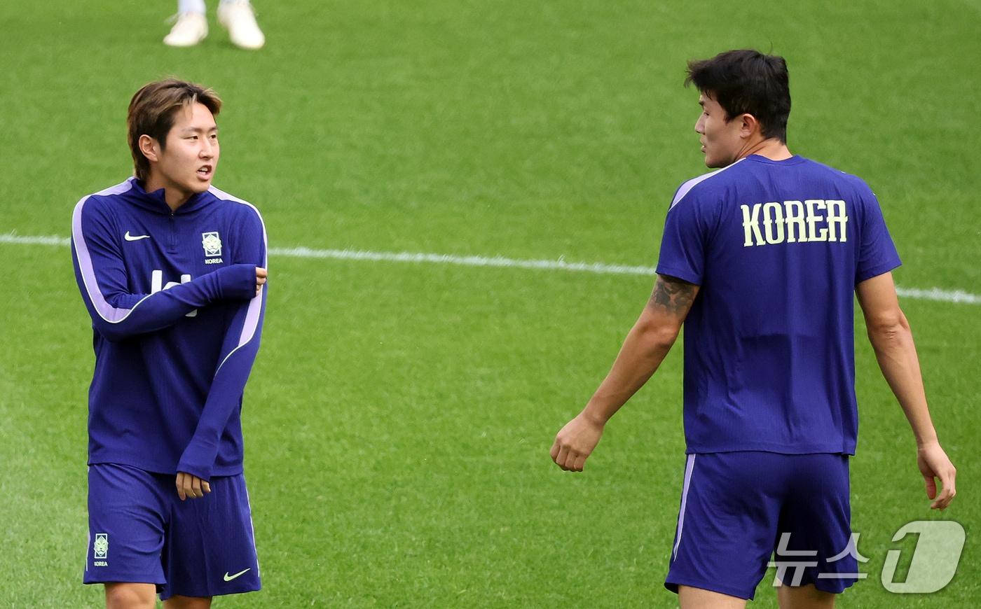 본문 이미지 - 대한민국 축구대표팀 이강인과 김민재(오른쪽)가 우루과이와의 평가전을 하루 앞둔 27일 서울 마포구 서울월드컵경기장에서 공식 훈련 중 대화를 나누고 있다. 2026.9.27 ⓒ 뉴스1 김진환 기자