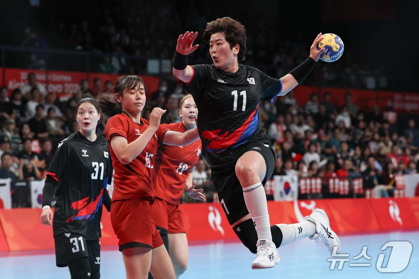 본문 이미지 - 27일 일본 아이치현 이나자와시 엔트리오(ENTRIO)에서 열린 2026 아이치·나고야 아시안게임 핸드볼 라운드로빈 21 대한민국과 일본의 경기, 한국 류은희가 슛을 하고 있다. 2026.9.27 ⓒ 뉴스1 안은나 기자