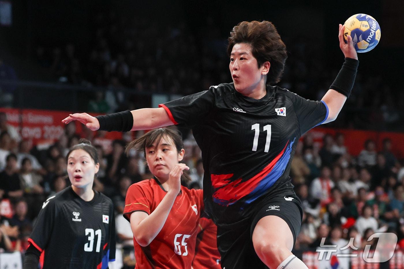 본문 이미지 - 27일 일본 아이치현 이나자와시 엔트리오(ENTRIO)에서 열린 2026 아이치·나고야 아시안게임 핸드볼 라운드로빈 21 대한민국과 일본의 경기, 한국 류은희가 슛을 하고 있다. 2026.9.27 ⓒ 뉴스1 안은나 기자