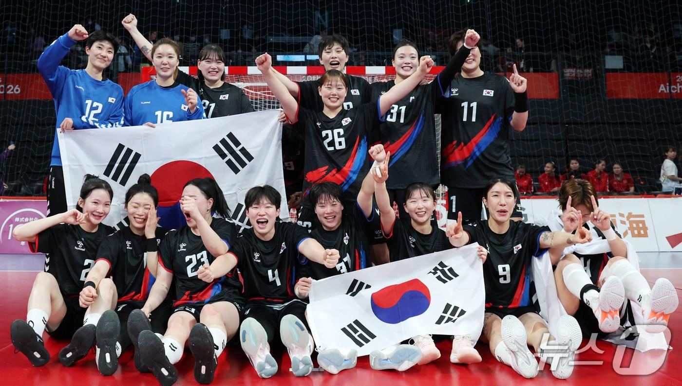본문 이미지 - 27일 일본 아이치현 이나자와시 엔트리오(ENTRIO)에서 열린 2026 아이치·나고야 아시안게임 핸드볼 라운드로빈 21 일본과의 경기에서 승리로 금메달을 확정지은 대한민국 선수들이 기념촬영을 하고 있다. 2026.9.27 ⓒ 뉴스1 안은나 기자