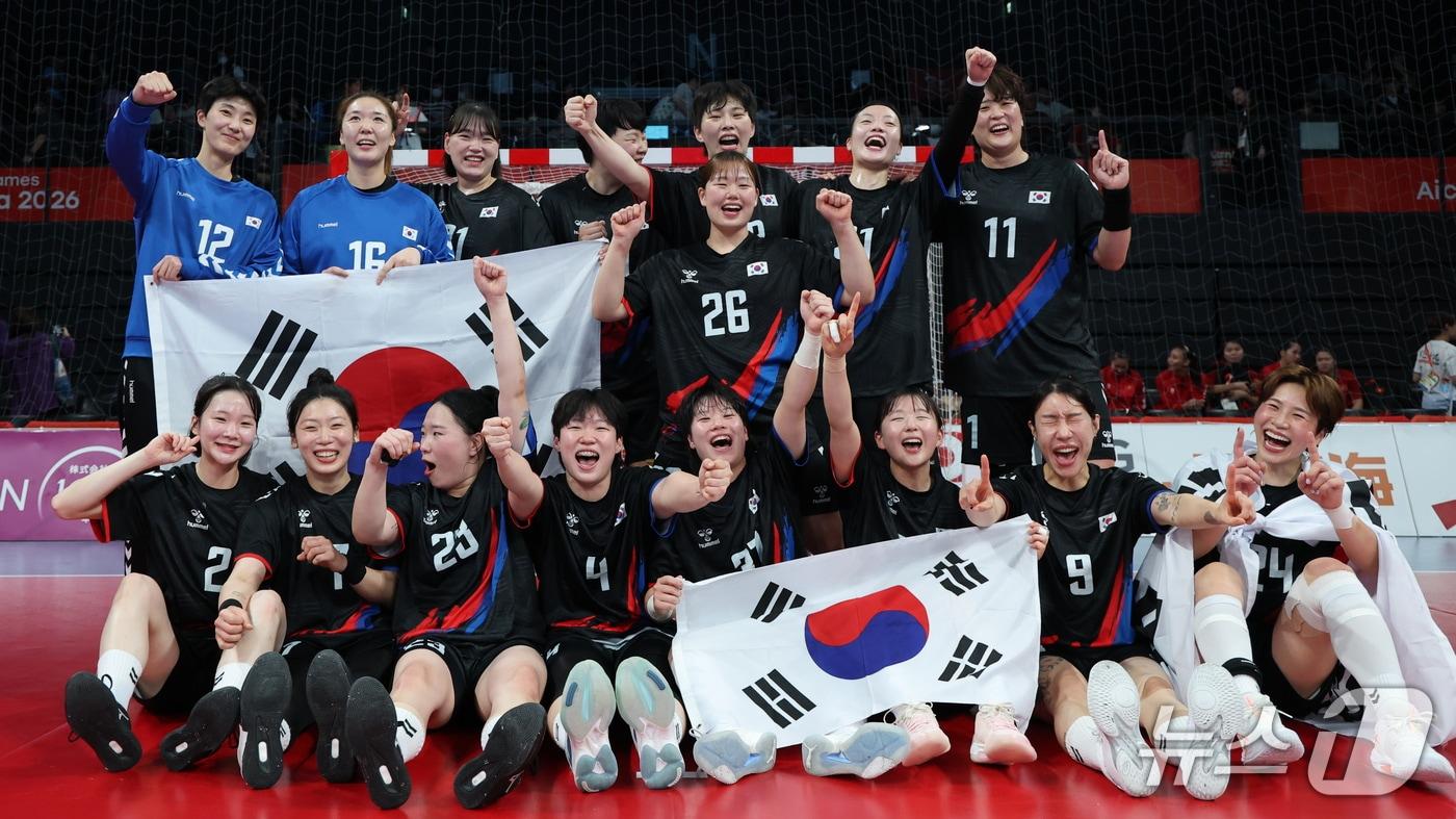 본문 이미지 - 27일 일본 아이치현 이나자와시 엔트리오(ENTRIO)에서 열린 2026 아이치·나고야 아시안게임 핸드볼 라운드로빈 21 일본과의 경기에서 승리로 금메달을 확정지은 대한민국 선수들이 기념촬영을 하고 있다. 2026.9.27 ⓒ 뉴스1 안은나 기자