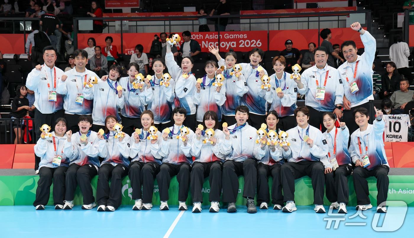 본문 이미지 - 대한민국 여자 핸드볼 대표팀 선수들이 27일 일본 아이치현 이나자와시 엔트리오(ENTRIO)에서 열린 27일 2026 아이치·나고야 아시안게임 핸드볼 여자 시상식에서 금메달을 수상한 뒤 기념 촬영을 하고 있다. 2026.9.27 ⓒ 뉴스1 안은나 기자