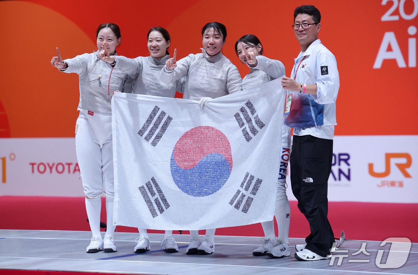 본문 이미지 - 단체전 금메달을 수확한 여자 사브르 대표팀. ⓒ 로이터=뉴스1