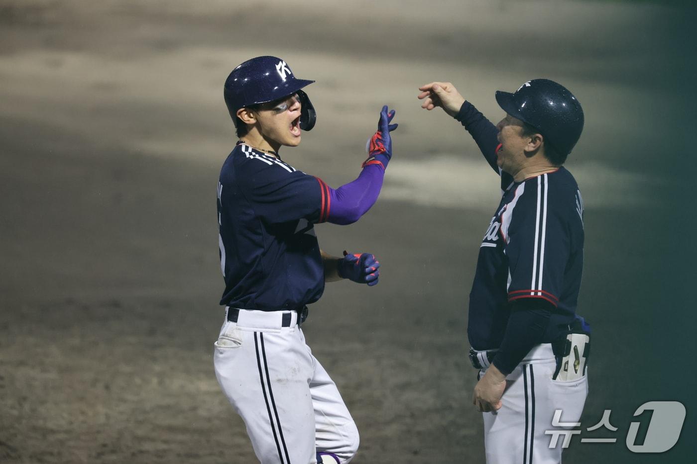 본문 이미지 - 27일 일본 아이치현 도요하시 시민구장에서 열린 2026 아이치·나고야 아시안게임 야구 결승전 대한민국과 일본의 경기, 대한민국 김도영이 8회초 2사 1,3루 상황 역전 적시타를 친 후 환호하고 있다. 2026.9.27 ⓒ 뉴스1 김도우 기자