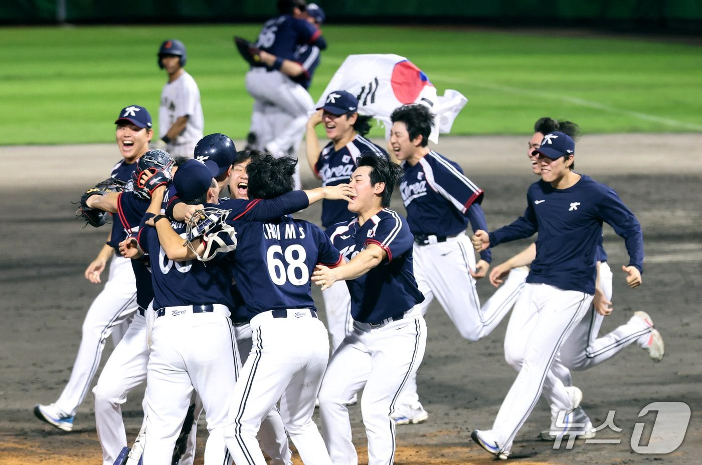 본문 이미지 - 27일 일본 아이치현 도요하시 시민구장에서 열린 2026 아이치·나고야 아시안게임 야구 결승전 대한민국과 일본의 경기에서 3대1 승리한 대한민국 선수들이 금메달을 차지한 뒤 기뻐하고 있다. 2026.9.27 ⓒ 뉴스1 김도우 기자