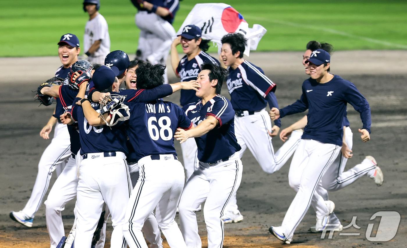 본문 이미지 - 27일 일본 아이치현 도요하시 시민구장에서 열린 2026 아이치·나고야 아시안게임 야구 결승전 대한민국과 일본의 경기에서 3대1 승리한 대한민국 선수들이 금메달을 차지한 뒤 기뻐하고 있다. 2026.9.27 ⓒ 뉴스1 김도우 기자