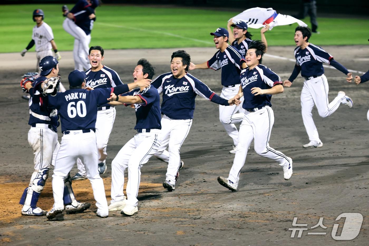 본문 이미지 - 27일 일본 아이치현 도요하시 시민구장에서 열린 2026 아이치·나고야 아시안게임 야구 결승전 대한민국과 일본의 경기에서 3대1 승리한 대한민국 선수들이 금메달을 차지한 뒤 기뻐하고 있다. 2026.9.27 ⓒ 뉴스1 김도우 기자
