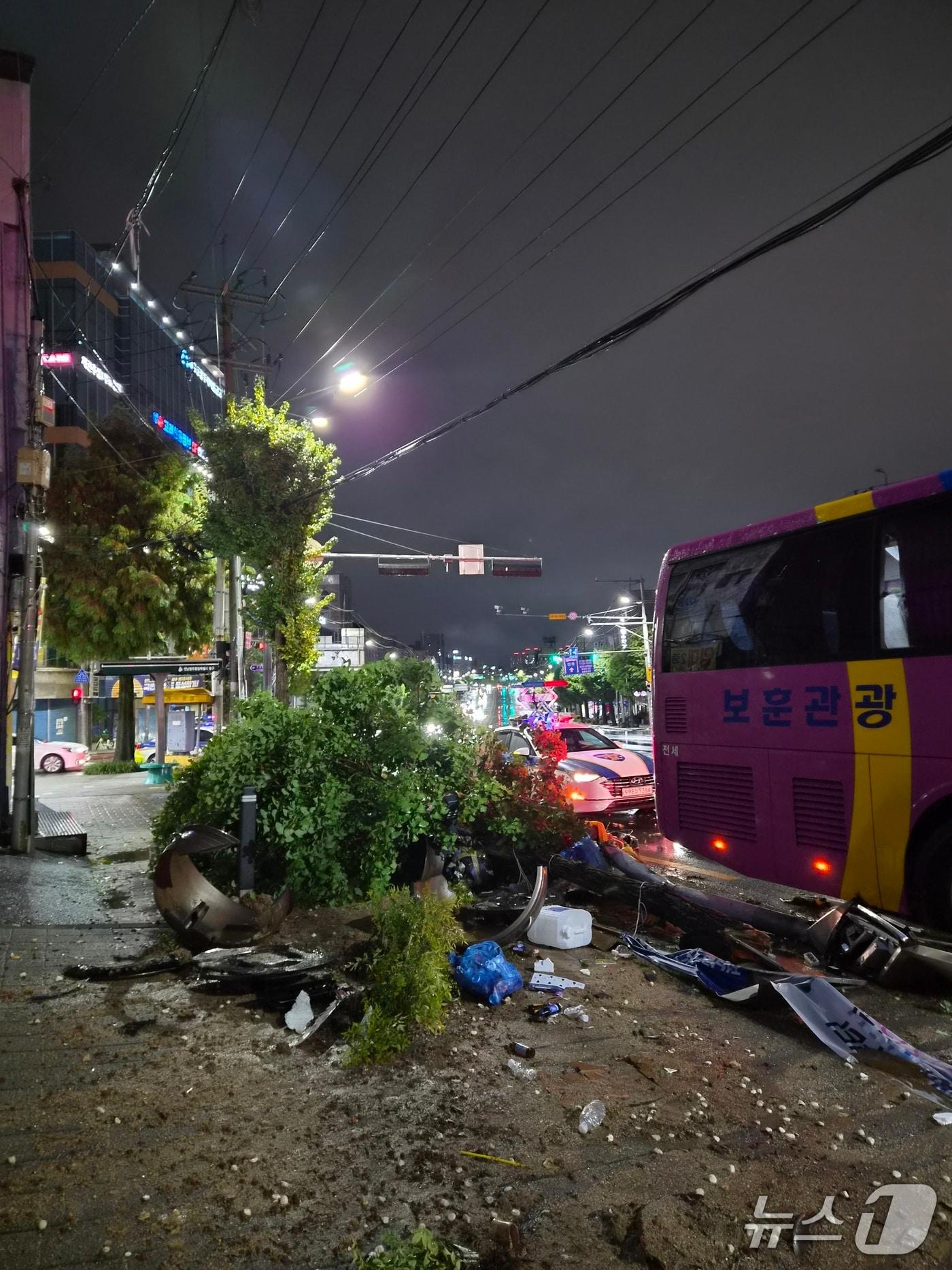 본문 이미지 - 27일 오후 8시 31분쯤 전남광주 동구 산수동 한 도로에서 차량이 가로수를 들이받아 소방당국이 안전조치를 취하고 있다.(전남광주통합소방본부 제공. 재판매 및 DB 금지)
