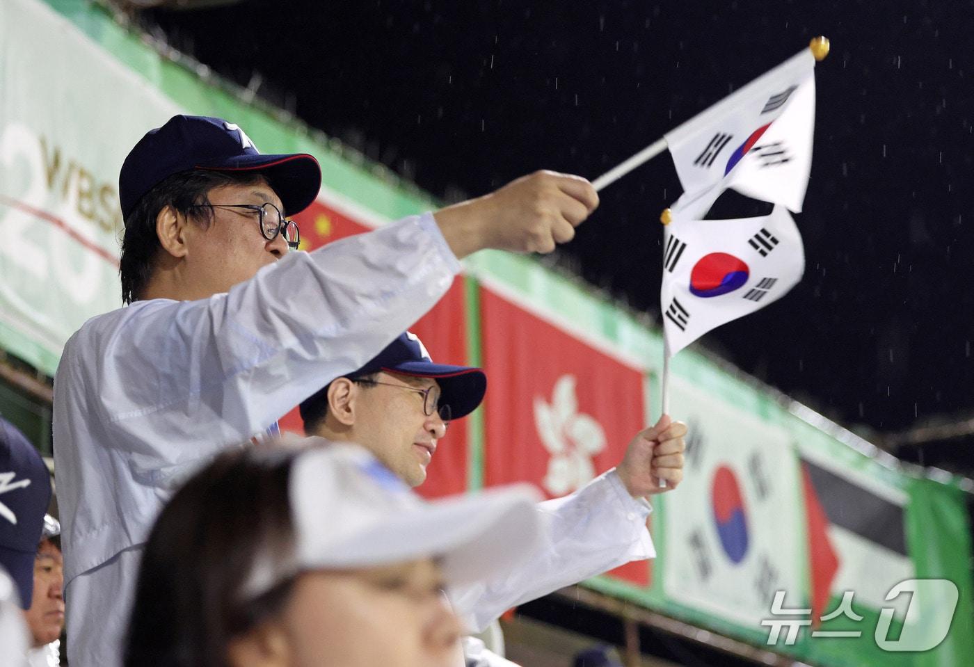 본문 이미지 - 최휘영 문화체육관광부 장관이 27일 일본 아이치현 도요하시 시민구장에서 열린 2026 아이치·나고야 아시안게임 야구 결승전 대한민국과 일본의 경기에서 허구연 KBO 총재, 이상현 선수단장과 함께 대한민국을 응원하고 있다. (문화체육관광부 제공. 재판매 및 DB금지) 2026.9.27 ⓒ 뉴스1
